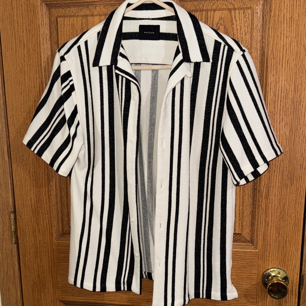 Raisins Men's Black and White Striped Casual Shirt